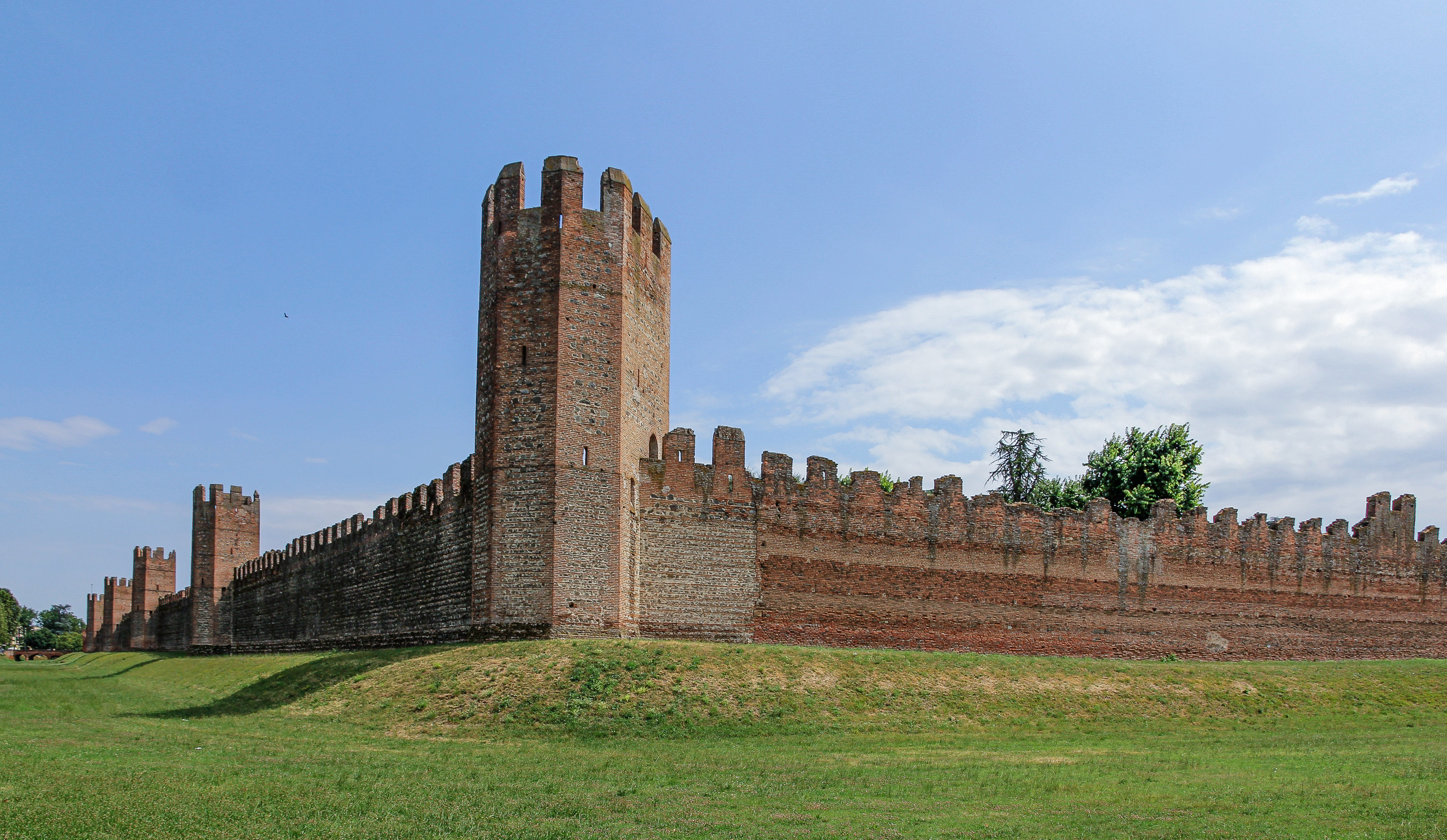 Montagnana: die Mauer ist niedriger als in Cittadella, dafür weiter gespannt